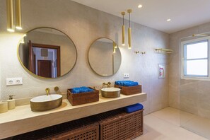 Unclassified image, 4 of 46, button