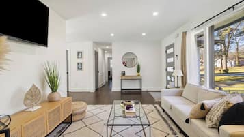 Smart TV, chimenea y oficina