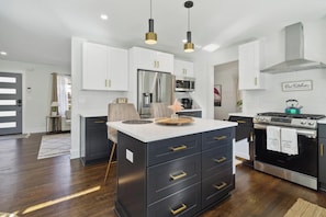 Refrigerador, microondas, horno y parrilla de estufa