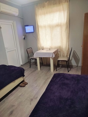 Caja de seguridad en la habitación y escritorio