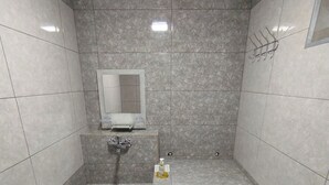 A bathroom with a large bathtub, a sink, and a mirror. - Sabir iki (Baku)