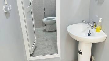 Artículos de tocador gratuitos, secador de pelo, pantuflas, toallas