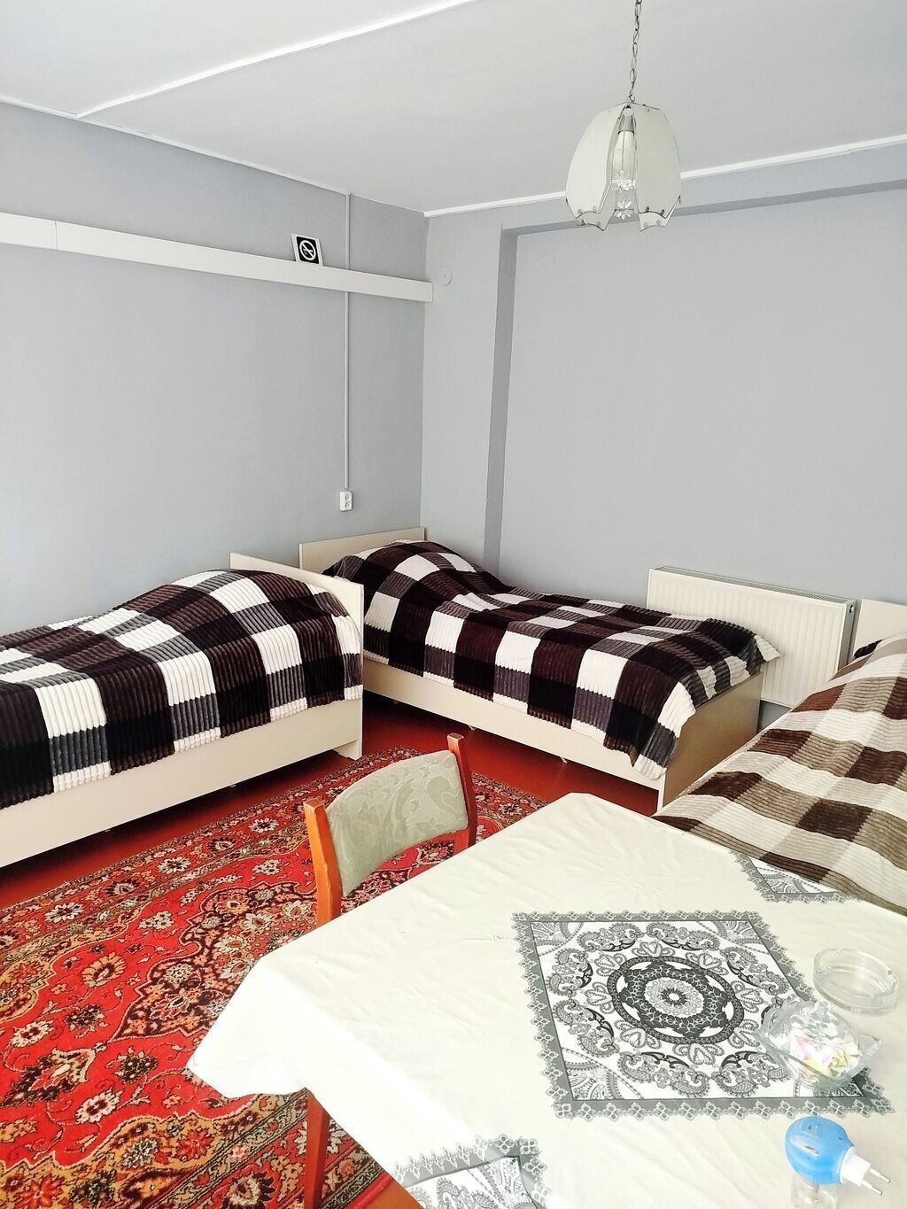 セーフティボックス (室内)、デスク、ノートパソコン用作業スペース、遮光カーテン