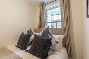 2 bedrooms, desk, iron/ironing board, WiFi