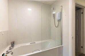 Ducha, secador de pelo, toallas y champú