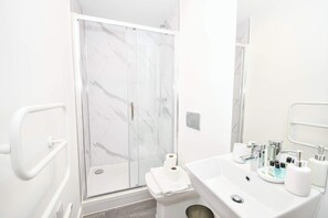 Dusche, Haartrockner, Handtücher