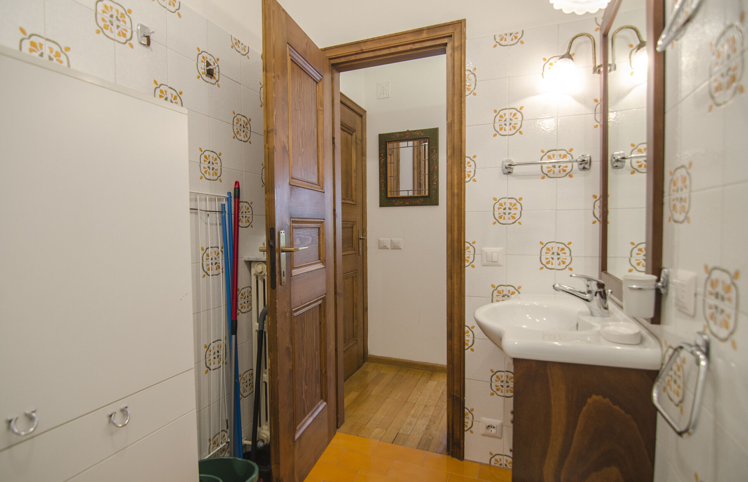 Secador de pelo, bidé y toallas