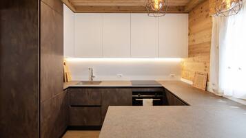 Fridge, oven, dishwasher, cookware/dishes/utensils