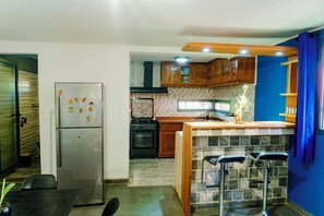 Classic Studio Suite, Balcony, Garden View | Private kitchen