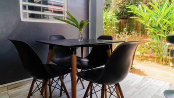 Classic-Apartment, 3 Schlafzimmer, Balkon, Gartenblick | Terrasse/Patio