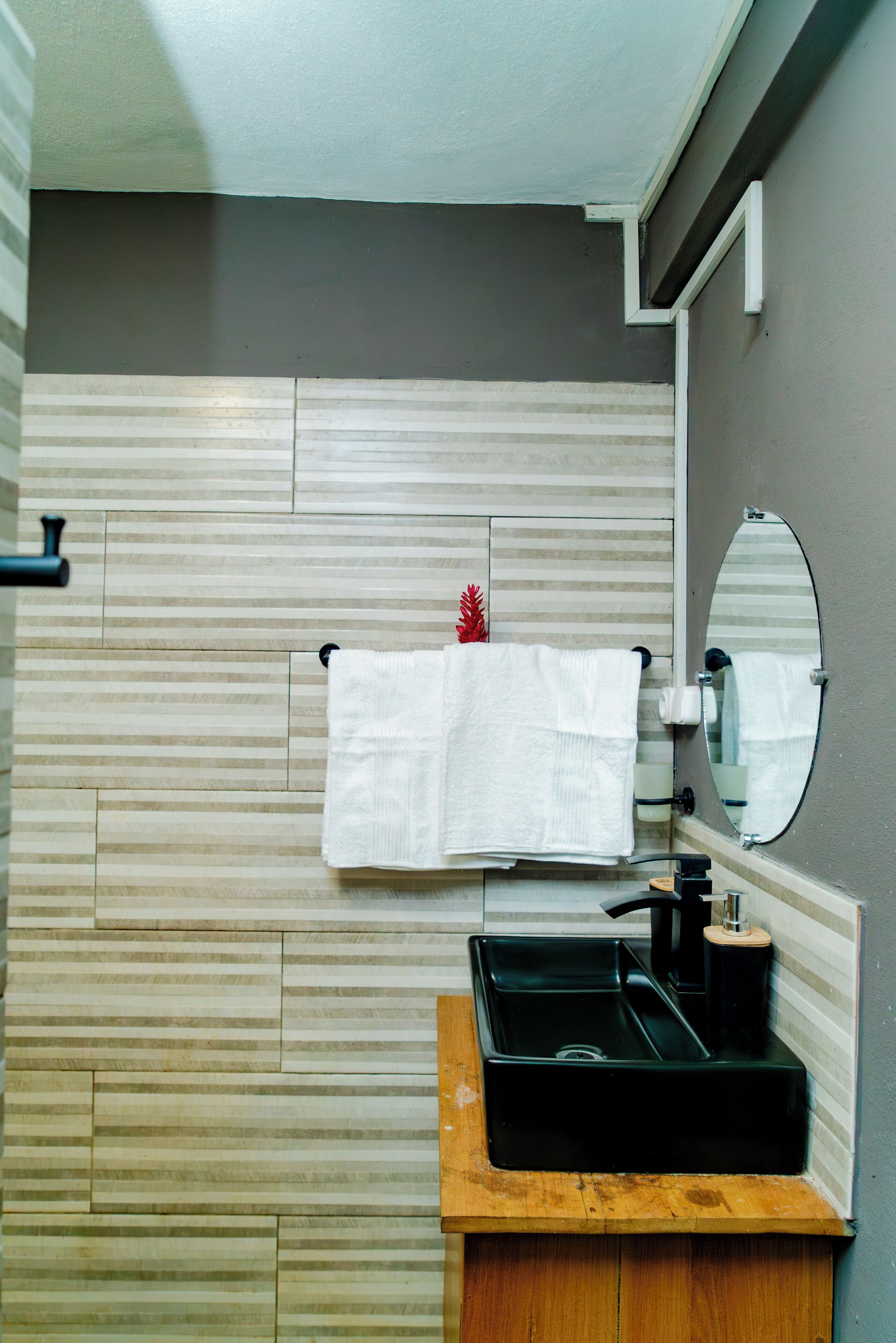 Studio Suite phong cách cổ điển, ban công, quang cảnh vườn | Phòng tắm