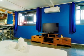 Classic Studio Suite, Balcony, Garden View | In-room safe, iron/ironing board, free WiFi