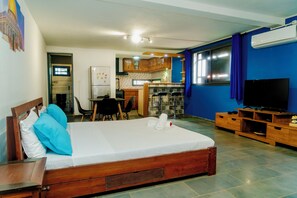 Studio Suite phong cách cổ điển, ban công, quang cảnh vườn | Két bảo mật tại phòng, bàn ủi/dụng cụ ủi quần áo 