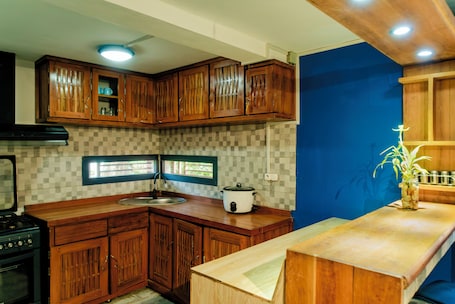 Classic Studio Suite, Balcony, Garden View | Private kitchen