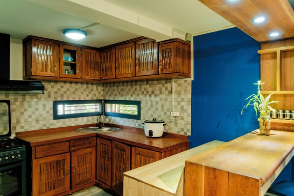 ห้องคลาสสิกสตูดิโอสวีท, ระเบียง, วิวสวน | ครัวส่วนตัว