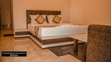 Executive Triple Room | Desk, free WiFi