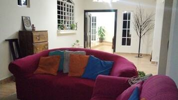 Chambre, 2 chambres, fumeurs, piscine privée | Salle de séjour