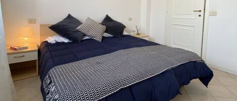 Caja de seguridad en la habitación y tabla de planchar con plancha