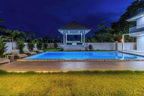 2 Villas 2 Kitchens  Huge Pool V258