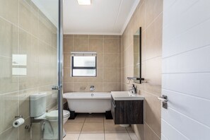 Separate bathtub and shower, free toiletries, towels, soap - The Sandown 178 by CTHA (Cape Town)