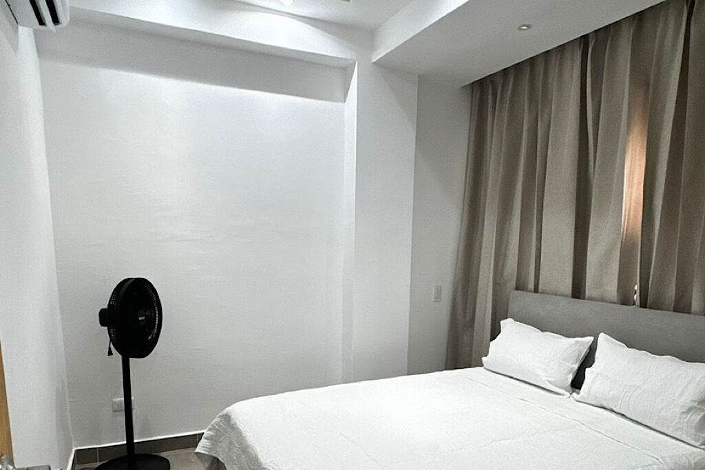 Tabla de planchar con plancha, wifi y ropa de cama 