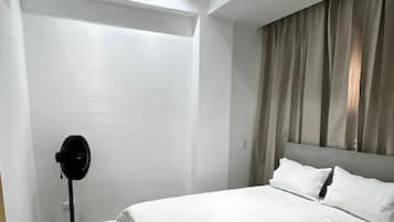 Tabla de planchar con plancha, wifi y ropa de cama