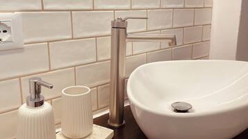 Dusche, Haartrockner, Bidet, Handtücher