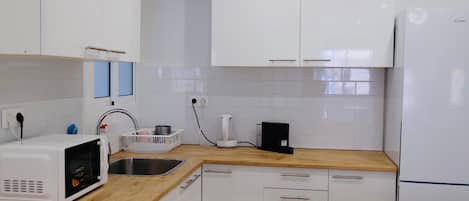 Micro-ondes, four, plaque de cuisson, cafetière/bouilloire