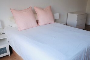 1 bedroom, internet, bed sheets