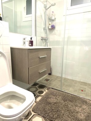 مجففات شعر، مناشف، صابون، ورق حمّام