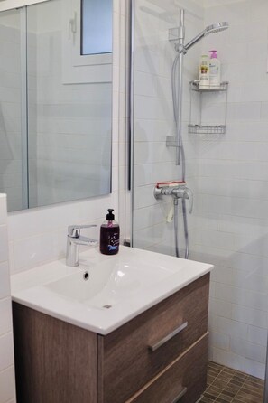 Hair dryer, towels, soap, toilet paper - Amazing apartment arc de triomphe (Barcelona)