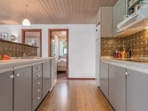 Kühlschrank, Mikrowelle, Geschirrspüler, Kochgeschirr/Geschirr/Besteck
