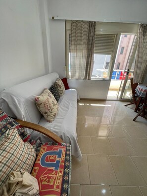 Appartement, 1 chambre, balcon | Coin séjour