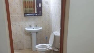 Kahden hengen comfort-huone, kaupunkinäköala | Kylpyhuone | Suihku, pyyhkeet, saippua, vessapaperi