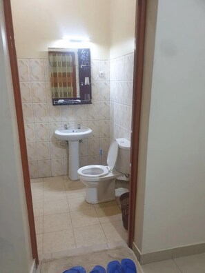 コンフォート ダブルルーム シティビュー | バスルーム | シャワー、タオル、石鹸、トイレットペーパー
