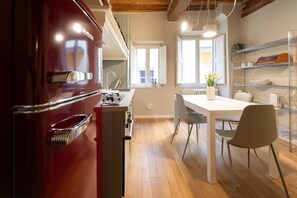 Fridge, oven, stovetop, dishwasher