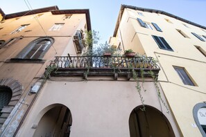 Exterior detail - House of the Rooster in Center Town (Lucca)