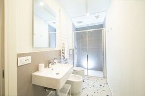 Shower, hair dryer, bidet, towels - House of the Rooster in Center Town (Lucca)