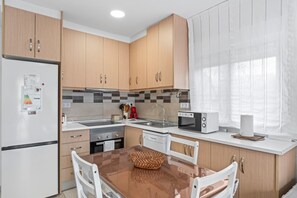 Geladeira, micro-ondas, fogão, cooktop