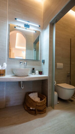 Een douche, een haardroger, handdoeken, zeep