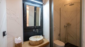 Douche, sèche-cheveux, serviettes fournies, savon
