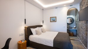 2 bedrooms, in-room safe, iron/ironing board, travel cot