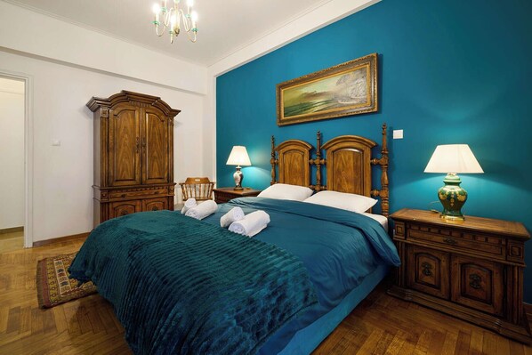 3 makuuhuonetta, työpöytä, silitysrauta/-lauta, ilmainen Wi-Fi