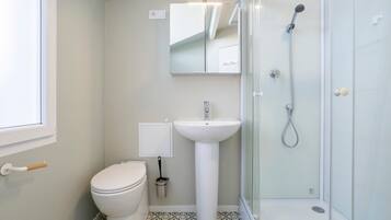 Een douche, handdoeken