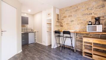 Een koelkast, een microgolfoven, een kookplaat