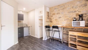 Køleskab, mikrobølgeovn, kogeplade, kaffe-/temaskine