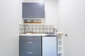 Frigorifero, microonde, piano cottura, macchina per tè/caffè