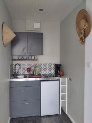 Kühlschrank, Mikrowelle, Herdplatte, Wasserkocher mit Kaffee-/Teezubehör