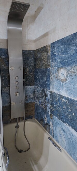 Jetted bath, hair dryer, towels, soap - 6-person apartment ideally located on the quiet side of the port (Port-Vendres)