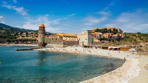 A coastal town with a historic tower, a beach, and buildings with terracotta roofs. - 6-person apartment ideally located on the quiet side of the port (Port-Vendres)